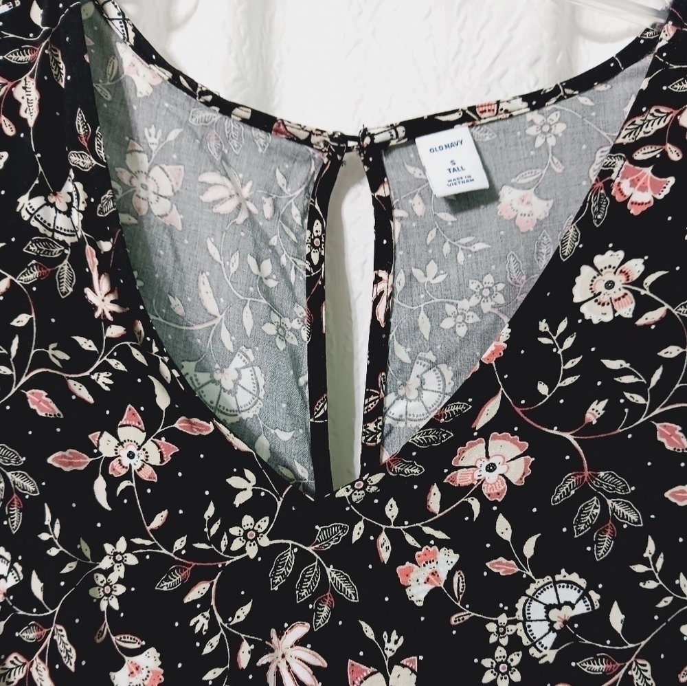 3 X$25. Old Navy Multicolor hole back romper with pockets and elastic waist Sz S - Picture 3 of 14